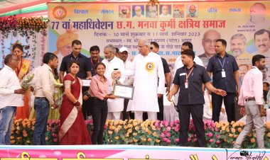साहित्यिक पत्रिका आखर थरहा के विमोचन में मुख्यमंत्री ने किया मानसी को सम्मानित