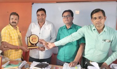 दीपक टिकरिहा को सुहेला कूर्मि भवन में कार्यवाहक राजप्रधान भुवनेश्वर वर्मा  के हाथों किया गया सम्मानित