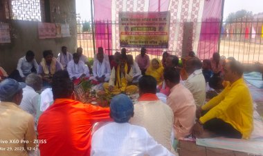 हड़ताल : नवरात्र दुर्गा अष्टमी के दिन  छतीसगढ़ सरकार के सदबुद्धि के लिए पंचायत सचिव संघ ने किया पूजा अर्चना एवं हवन