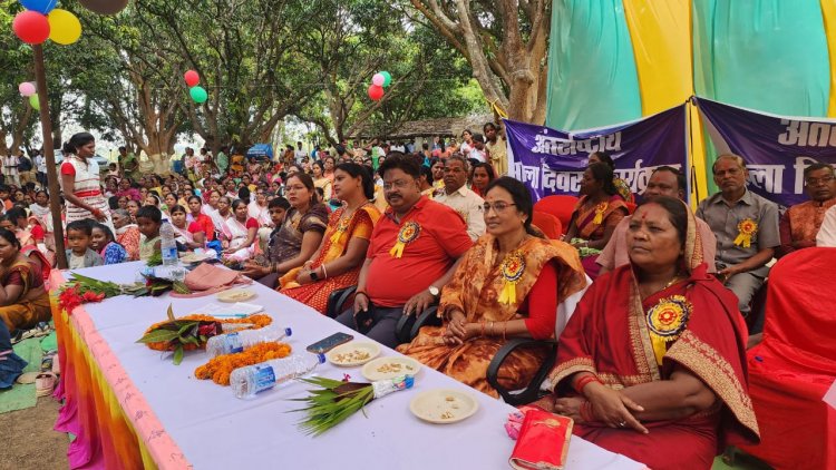 महिला दिवस पर दुलदुला में आयोजित कार्यक्रम में शामिल हुए संसदीय सचिव यू.डी. मिंज  राज्य सरकार के योजनाओं से महिलाऐं हो रहीं है आत्मनिर्भर और सशक्त :-यू.डी. मिंज