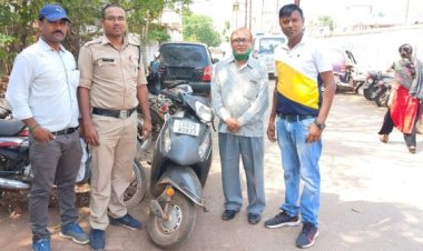 खोई हुई वाहन पाकर चेहरे पर लौटी मुस्कान, वाहन मालिक ने वैशाली नगर पुलिस का जताया आभार