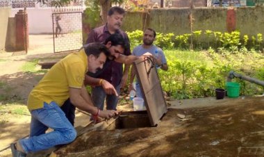 पम्प  ऑपरेटर की  हड़ताल के कारण नगर की पेयजल  व्यवस्था ठप्प नगरपालिका  उपाध्यक्ष  ने  स्वयं की  वार्ड में जल आपूर्ति