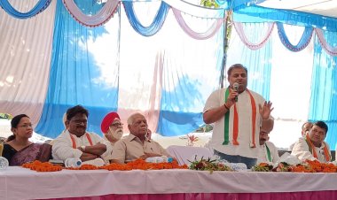 जिला कांग्रेस के विस्तारीकरण बैठक के साथ कार्यकर्ताओ से वन टू वन चर्चा जशपुर के तीनों सीट को जीत रहे हम छत्तीसगढ़ में फिर से कांग्रेस की सरकार: डॉ.चंदन