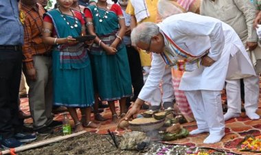 मुख्यमंत्री ने अक्ति तिहार पर माटी पूजन कर, बीज रोपण किया ट्रैक्टर चलाकर खेत की जुताई की