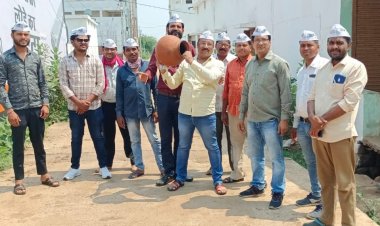 जिले में पेयजल संकट को लेकर आम आदमी पार्टी ने किया मटका फोड़ आंदोलन  आप कार्यकर्ताओं ने कलेक्टर को ज्ञापन सौंपकर की शुद्ध पेयजल उपलब्ध कराने की मांग