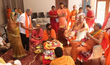 शंकराचार्य की चरण वंदना कर बृजमोहन ने लिया आशीर्वाद