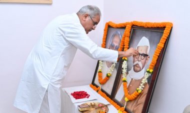 मुख्यमंत्री बघेल ने पंडित रविशंकर शुक्ल एवं शहीद विद्याचरण शुक्ल की जयंती पर उन्हें श्रद्धासुमन अर्पित कर किया नमन