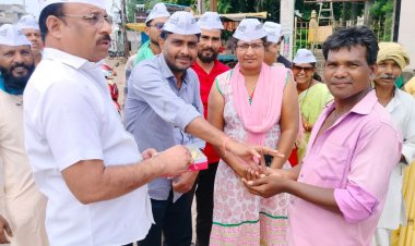 लोंगो के बीच मिठाई बाटकर आप कार्यकर्ताओ ने मनाया केजरीवाल का जन्मदिन -भूपेन्द्र चन्द्राकर,जिलाध्यक्ष