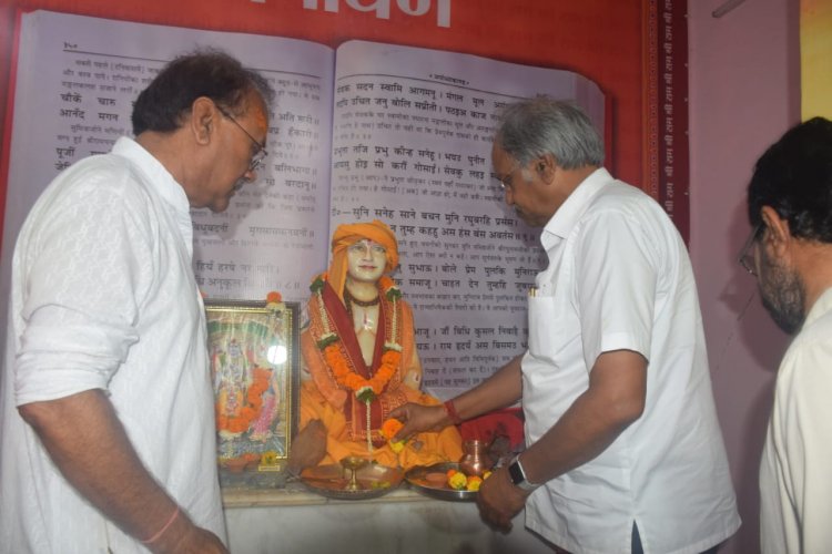 "तुलसी जयंती पर सरयूपारीण ब्राम्हण भवन में बृजमोहन ने की पूजा अर्चना"