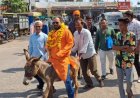 गधे पर सवार होकर नामांकन फॉर्म जमा करने पहुंचा प्रत्याशी, कहा- ‘सभी पार्टियां जनता को गधा बना रही’
