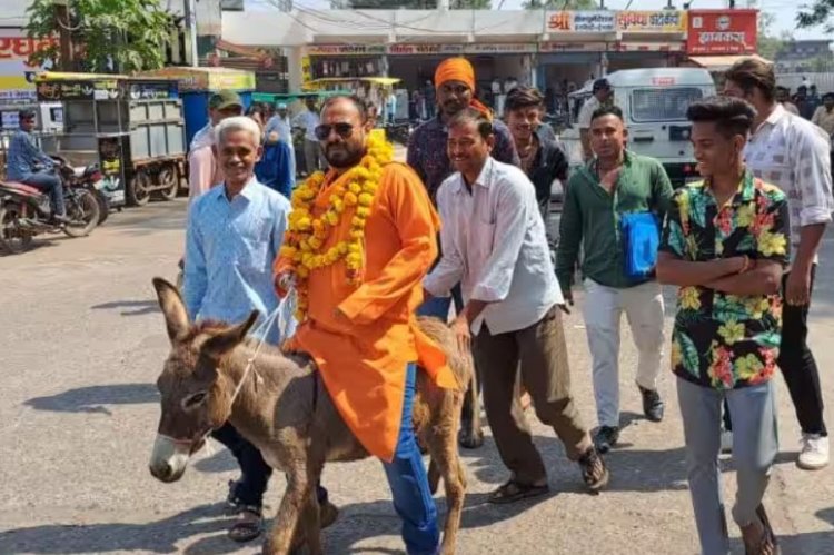 गधे पर सवार होकर नामांकन फॉर्म जमा करने पहुंचा प्रत्याशी, कहा- ‘सभी पार्टियां जनता को गधा बना रही’