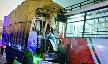 खड़ी बस में ट्रक ने टक्कर 6 की मौत, 26 यात्री हुए घायल
