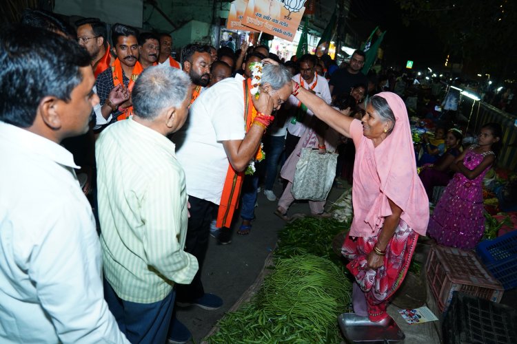 रायपुर दक्षिण विधानसभा के भाजपा प्रत्याशी विधायक बृजमोहन अग्रवाल ने आज टिकरापारा क्षेत्र में सघन जनसंपर्क