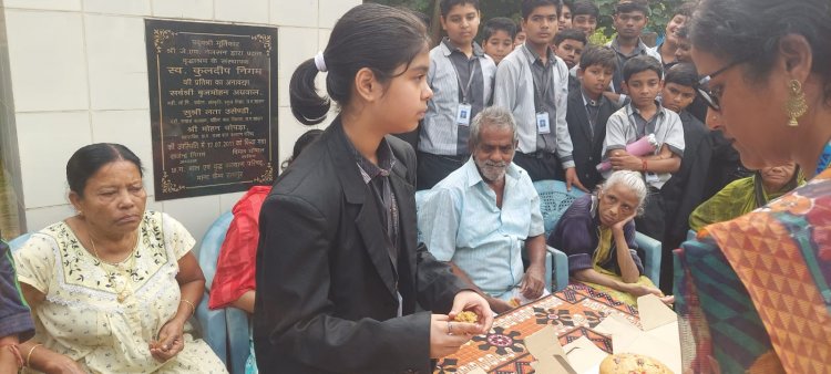 आदर्श विद्यालय रायपुर के विद्यार्थियों का कुलदीप निगम  वृद्धाश्रम भ्रमण*