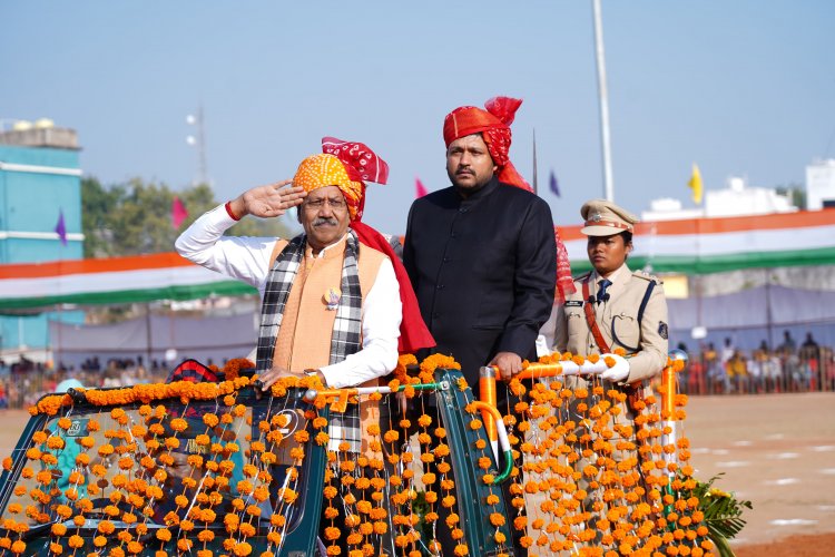 शिक्षा मंत्री बृजमोहन अग्रवाल ने किया  महासमुंद में ध्वजारोहण  शहीदों के परिजनों को किया सम्मानित  विभिन्न स्कूलों के बच्चों द्वारा रंगारंग सांस्कृतिक कार्यक्रम की प्रस्तुति दी गई  झांकी में मिला स्कूल शिक्षा विभाग को पहला पुरस्कार