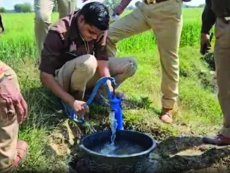 हैंडपंप से पानी की जगह निकली शराब