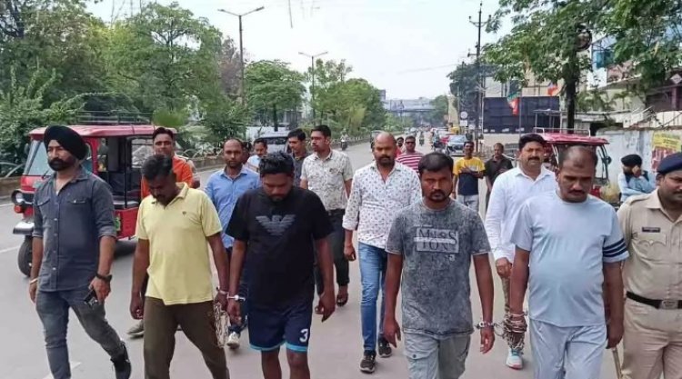 थाने में बवाल कर बदमाश को छुड़ाकर ले जाने वाले आरोपियों का पुलिस ने निकाला जुलूस