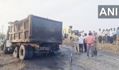 खड़ी ट्रक से टकराई बस, दो बच्चे सहित 13 लोगों की दर्दनाक मौत