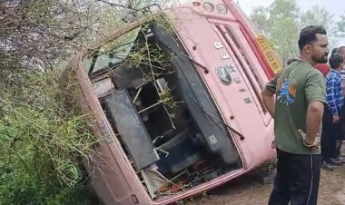 स्कूली बस पलटने से 50 बच्चे घायल,मची चीख-पुकार