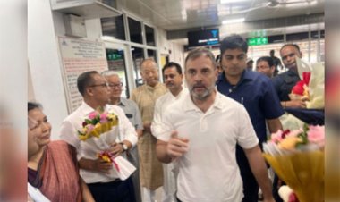 राहुल गांधी ने असम के सिलचर में बाढ़ पीड़ितों से की मुलाकात