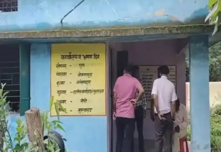 रायगढ़  पटवारी को 20 हजार रिश्वत लेते ACB ने रंगे हाथों पकड़ा