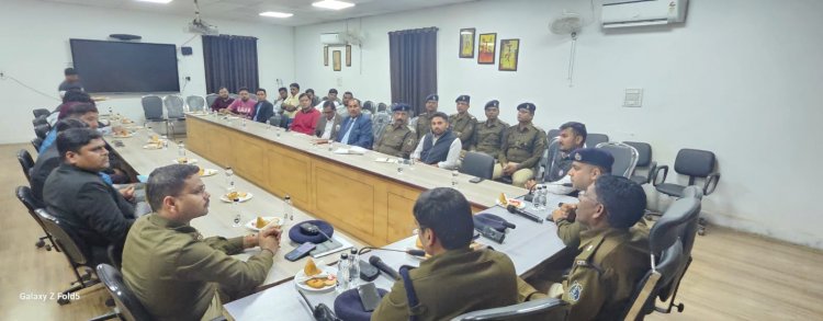 न्यू ईयर के पहले होटल और कैफे संचालन की पुलिस ने ली बैठक, सेलिब्रिटी बुलाने पर लेनी होगी अनुमति