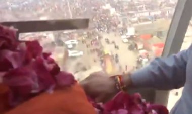 संगम में पुण्य की डुबकी लगा रहे श्रद्धालुओं पर हुई 20 क्विंटल पुष्प वर्षा