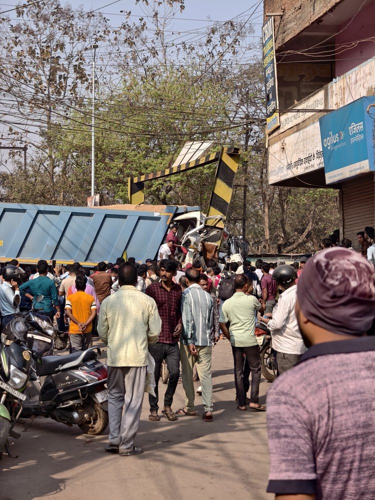 भिलाई में बड़ा हादसा, ब्रिज से उतरते समय लोहे के बड़े पोल से टकराया हाइवा, स्टेयरिंग में फंसा ड्राइवर