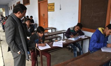प्रिंसिपल के घर बैठकर सॉल्व कर रहे थे 10वीं का पेपर, शिक्षक समेत 14 गिरफ्तार...