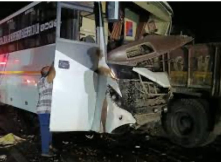 बालोद सड़क किनारे खड़े ट्रक से जा टकराई बस, कंडक्टर की मौत, 8 घायल