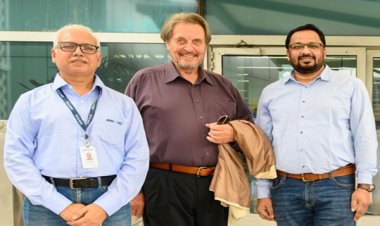 ग्रीन टेक और ईवी ग्रोथ देखने भारत पहुंचे एलन मस्क के पिता