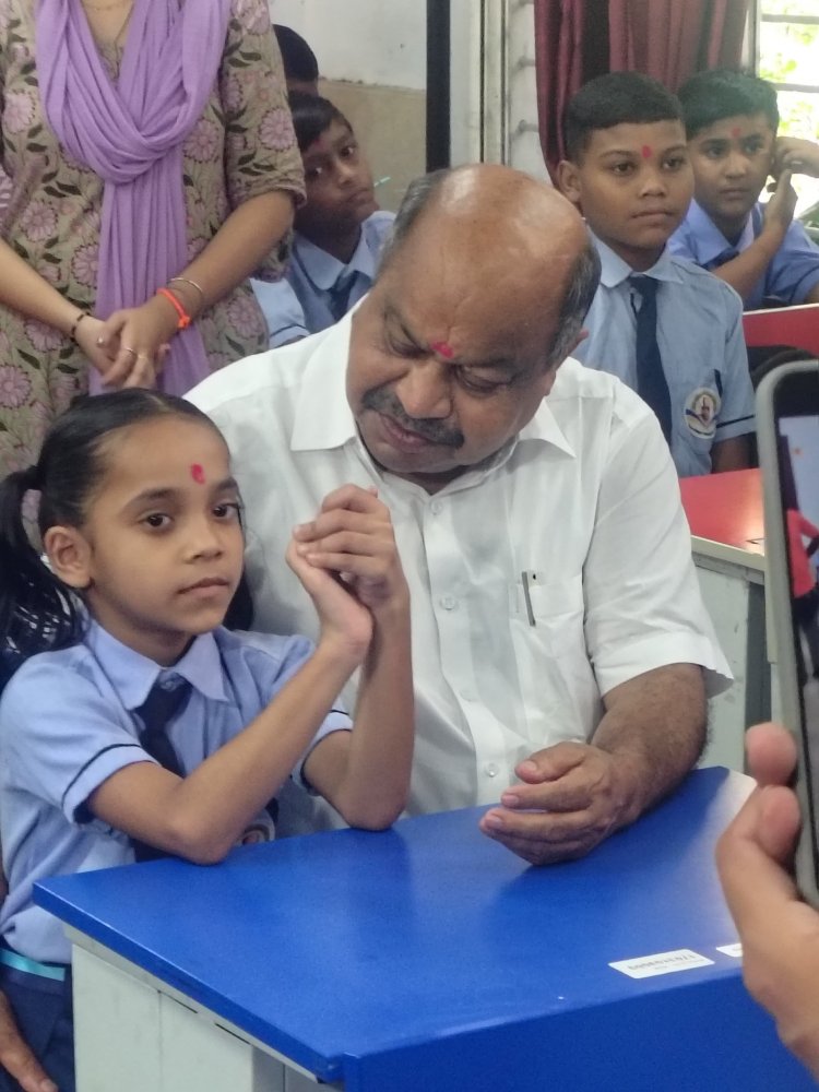 “शिक्षा आपका अधिकार है” – विधायक पुरंदर मिश्रा का भावपूर्ण संबोधन स्वामी आत्मानंद स्कूल में विधायक पुरंदर मिश्रा ने छात्रों को दी नई उड़ान की शुभकामनाएँ