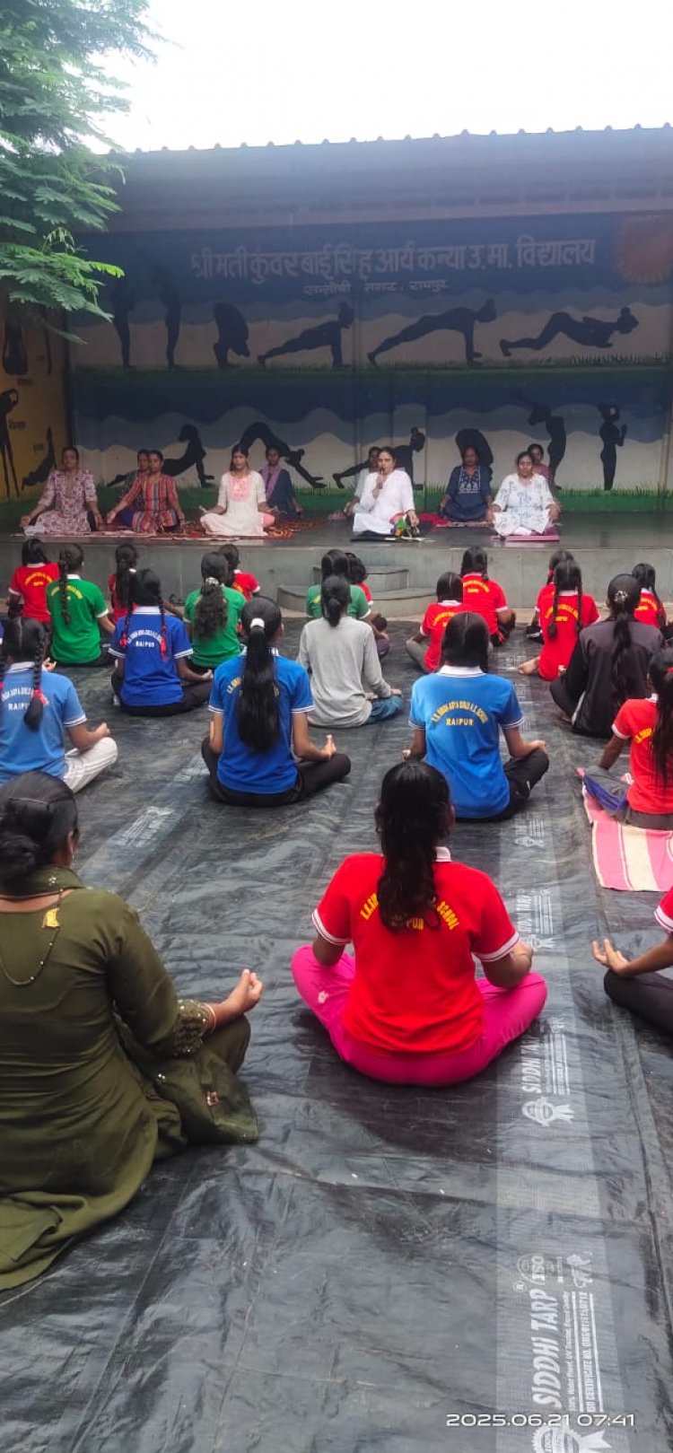 अंतराष्ट्रीय योग दिवस के अवसर प्रत्युषा फाउंडेशन ने स्कूल के छात्राओं को पीरियड पेन रिलीव योग और हस्त मुद्रा सिखाया *