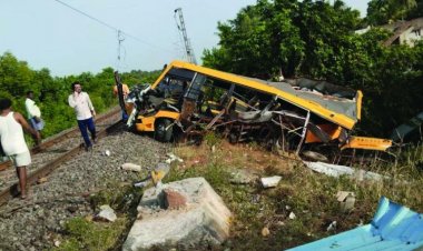 रेलवे फाटक पर हादसा, ट्रेन ने स्कूल बस को मारी टक्कर, तीन मासूम बच्चों की मौत, कई बच्चे गंभीर