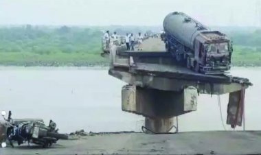 Gujarat  ब्रिज टूटने से नदी में गिरकर बह गए कई वाहन, दो लोगों की मौत