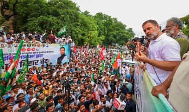 बिहार में हमारे वोटरों की चोरी कर रहा चुनाव आयोग: राहुल