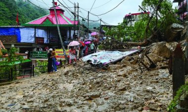 हिमाचल में बादल फटा, मंडी में तबाही! 3 की मौत, सड़कें बंद, कई वाहन बह गए