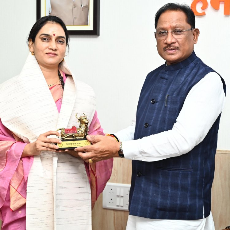 मुख्यमंत्री श्री विष्णु देव साय ने वॉटर वुमन शिप्रा पाठक का किया सम्मान