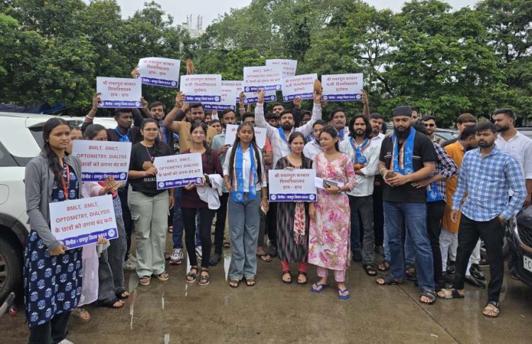 रावतपुरा सरकार विवि में फर्जी कोर्स: NSUI ने पैरामेडिकल काउंसिल को सौंपा ज्ञापन