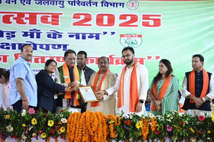 दुर्गापाली में “एक पेड़ मां के नाम” अभियान ने रचा इतिहास – सिंदूर पार्क को मिला गोल्डन बुक ऑफ वर्ल्ड रिकॉर्ड में स्थान