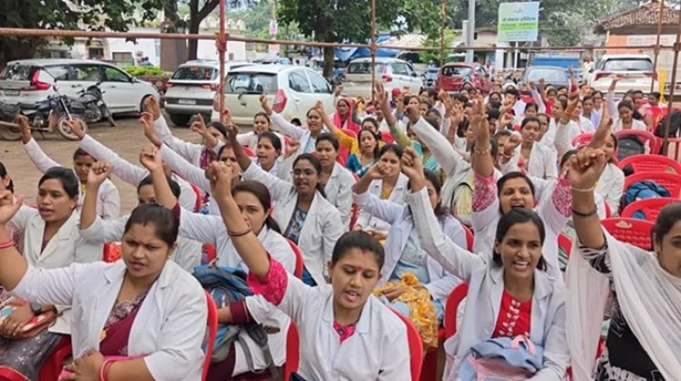 हड़ताली NHM कर्मचारियों पर सरकार सख्त: नो वर्क-नो पे के बाद अब बर्खास्तगी की चेतावनी
