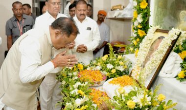 मुख्यमंत्री श्री विष्णु देव साय ने पूर्व विधानसभा उपाध्यक्ष स्वर्गीय श्री बनवारी लाल अग्रवाल को दी श्रद्धांजलि