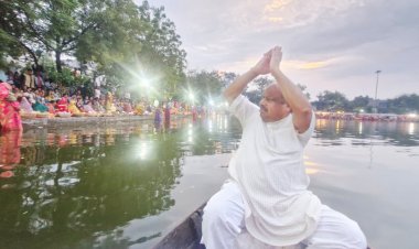नाव पर पहुंचे विधायक पुरंदर मिश्रा, उगते सूर्य को अर्घ्य देने उमड़ी आस्था की भीड़