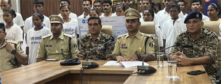 50 लाख के 10 महिला और 17 पुरुष नक्सलियो ने किया आत्मसमर्पण