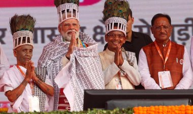 आस्था ने छुआ हृदय : प्रधानमंत्री श्री नरेंद्र मोदी से रामनामी समाज के प्रतिनिधियों की आत्मीय भेंट