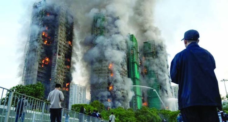 हांगकांग में भीषण आग, सात इमारतों तक फैली लपटें, 55 की मौत और 279 लापता