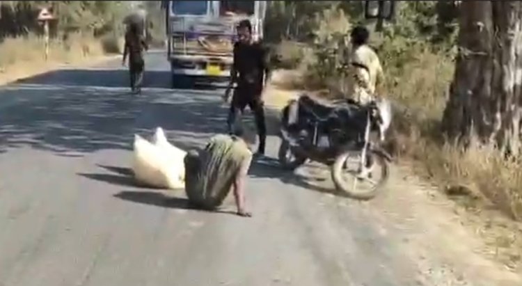 राशन चोरी का खुला खेल: ट्रक चालक फरार, अधिकारी चार घंटे तक गायब...