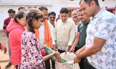 घर-घर अन्न दान लेकर मंत्री वर्मा ने निभाई छेरछेरा की परम्परा