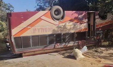 माटी पहाड़–जशपुर मार्ग पर यात्री बस पलटी, बड़ा हादसा टला