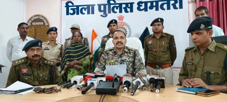 धमतरी में 5 लाख की इनामी महिला नक्सली ने किया आत्मसमर्पण